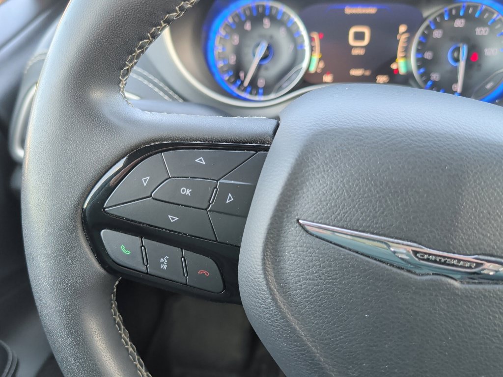 Used 2022 Chrysler Pacifica Touring-L w/ Uconnect Theater Family Group AWD/4WD image 21