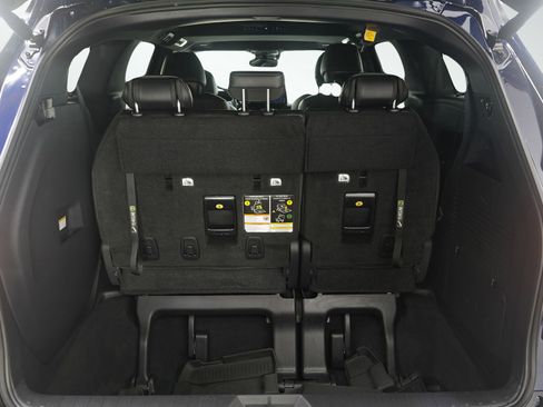 Used 2025 Toyota Sienna Platinum image 9