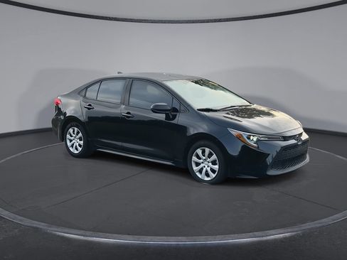 Used 2022 Toyota Corolla LE FWD image 2