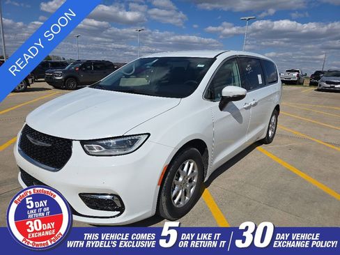Used 2023 Chrysler Pacifica Touring-L FWD image 1