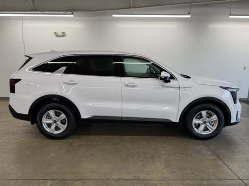 New 2025 Kia Sorento LX image 2