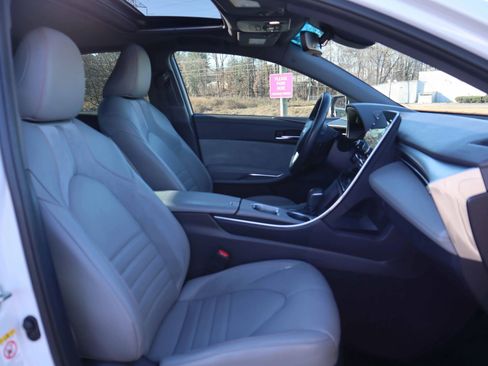 Used 2019 Toyota Avalon XSE image 6