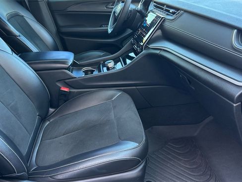 Used 2024 Jeep Grand Cherokee Altitude image 16