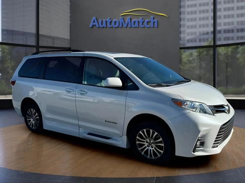 Used 2019 Toyota Sienna XLE w/ XLE Navigation Package image 13