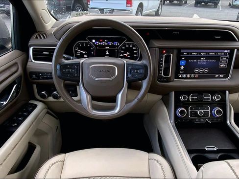 Used 2021 GMC Yukon Denali w/ Denali Premium Package image 5