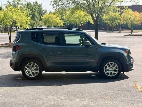 Used 2017 Jeep Renegade Latitude w/ Popular Equipment Group FWD image 9
