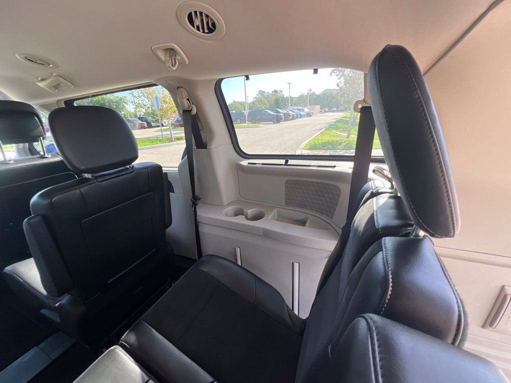 Used 2014 Chrysler Town & Country Touring-L FWD image 19