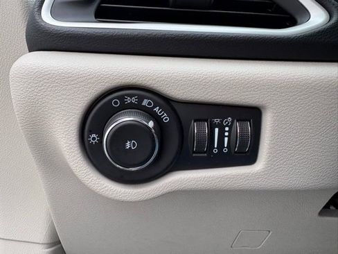 Used 2023 Chrysler Pacifica Touring-L image 26