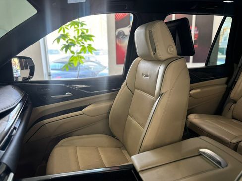 Used 2024 Cadillac Escalade Premium Luxury AWD/4WD image 16