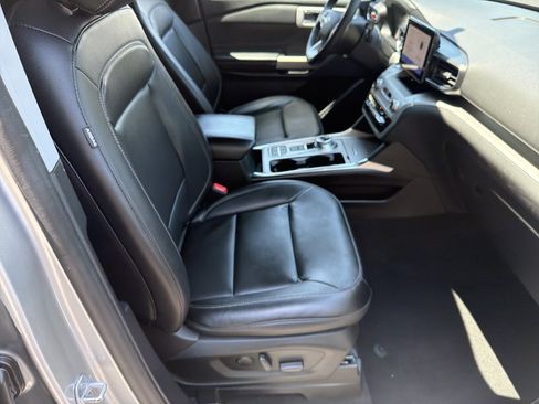 Used 2021 Ford Explorer XLT w/ Equipment Group 202A RWD image 29