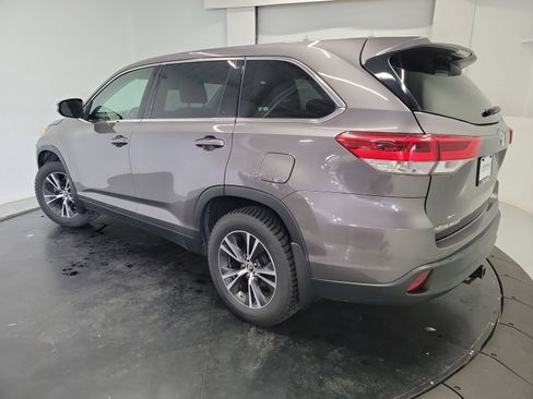 Used 2019 Toyota Highlander LE AWD/4WD image 6