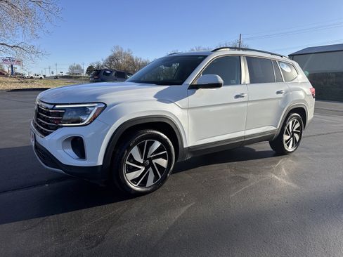 Used 2025 Volkswagen Atlas SE image 2