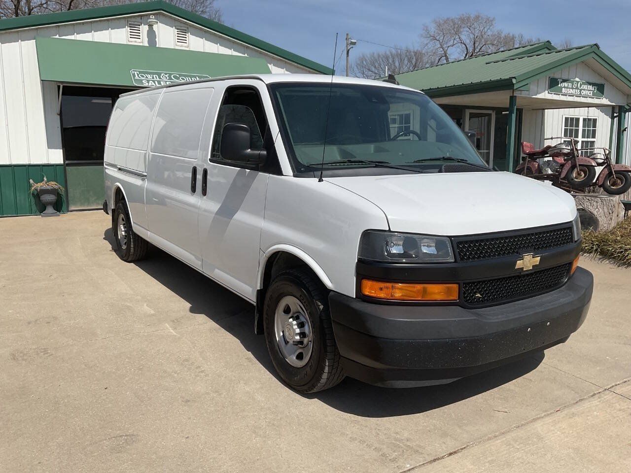 Used 2020 Chevrolet Express 3500 Extended w/ Driver Convenience Package RWD image 3