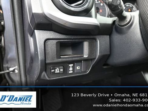 Used 2018 Toyota Tacoma TRD Off-Road w/ Technology Package AWD/4WD image 27