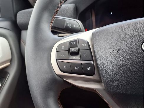 Used 2025 Ford Explorer Active AWD/4WD image 29