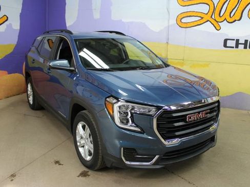 Used 2024 GMC Terrain SLE w/ Driver Convenience Package FWD image 2