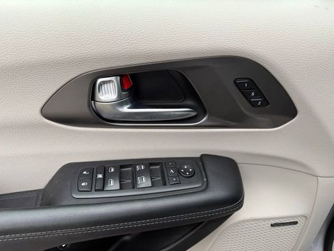 Used 2019 Chrysler Pacifica Limited w/ Advanced Safetytec Group FWD image 9