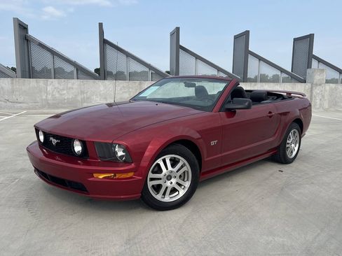 Used 2005 Ford Mustang GT RWD image 2