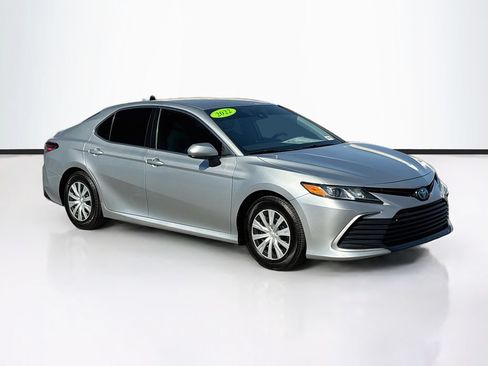 Used 2022 Toyota Camry LE FWD image 3