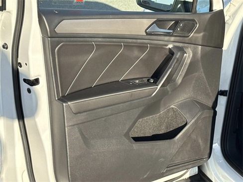 Used 2022 Volkswagen Tiguan SE w/ Panoramic Sunroof Package image 18