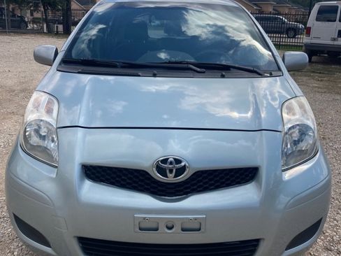 Used 2011 Toyota Yaris 4-Door Hatchback image 3
