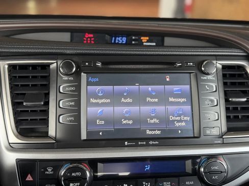 Used 2019 Toyota Highlander XLE AWD/4WD image 32