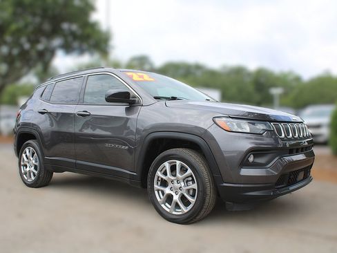 Used 2022 Jeep Compass Latitude AWD/4WD image 3