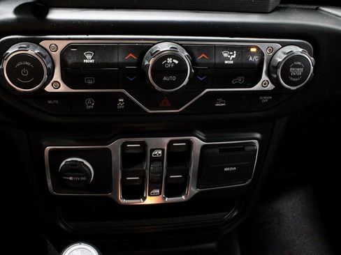 Used 2021 Jeep Wrangler Unlimited Sahara image 28