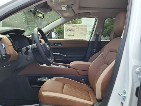 New 2026 Nissan Pathfinder Platinum FWD image 6