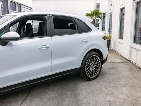 Used 2022 Porsche Cayenne S Platinum image 5