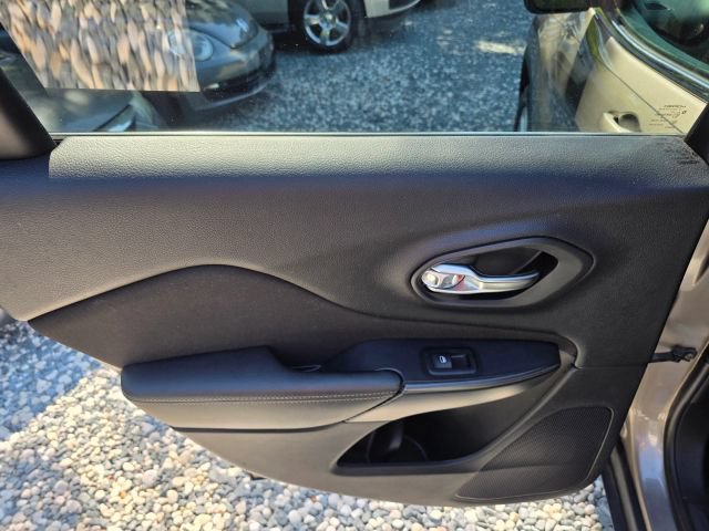 Used 2017 Jeep Cherokee Latitude w/ Cold Weather Group FWD image 18