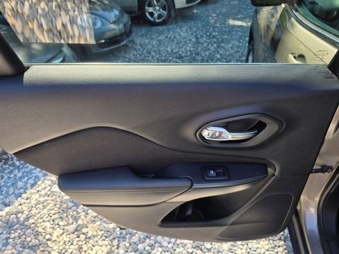 Used 2017 Jeep Cherokee Latitude w/ Cold Weather Group FWD image 18