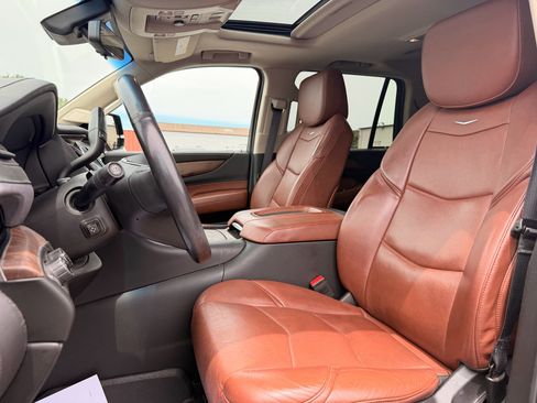 Used 2019 Cadillac Escalade Luxury w/ LPO, Radiant Package AWD/4WD image 5