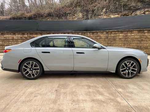 Used 2025 BMW 760i xDrive w/ Premium Package image 7