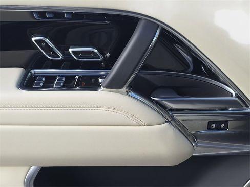 Certified 2024 Land Rover Range Rover Long Wheelbase SE image 30