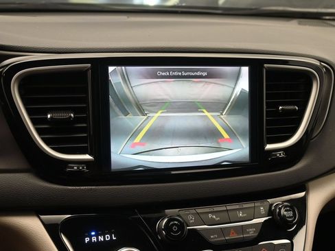 Used 2024 Chrysler Pacifica Touring-L FWD image 14