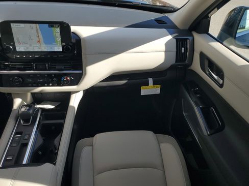 New 2025 Nissan Pathfinder SL w/ Black Appearance Package image 19