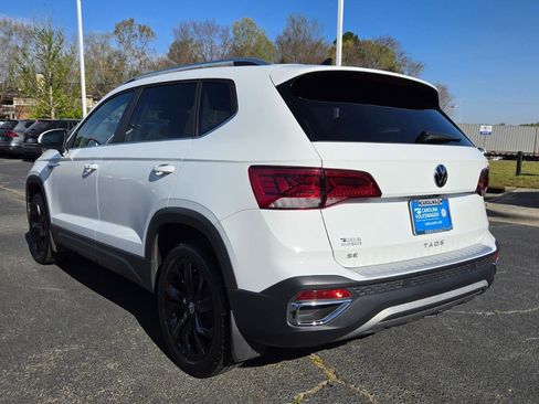 Certified 2022 Volkswagen Taos SE w/ Panoramic Sunroof Package image 4