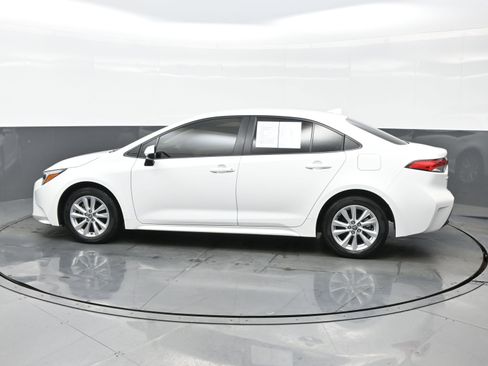 Used 2023 Toyota Corolla LE image 3