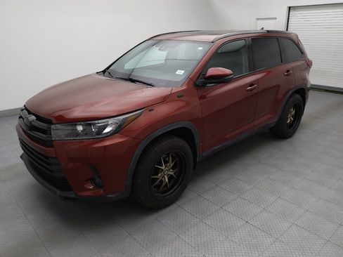 Used 2019 Toyota Highlander SE AWD/4WD image 2