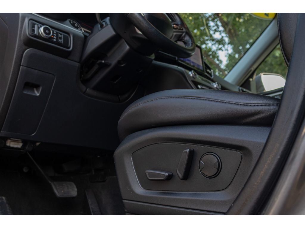 Used 2022 Ford Explorer XLT w/ Equipment Group 202A AWD/4WD image 18