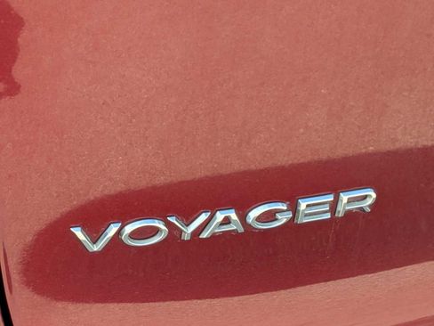 Used 2022 Chrysler Voyager LX FWD image 11