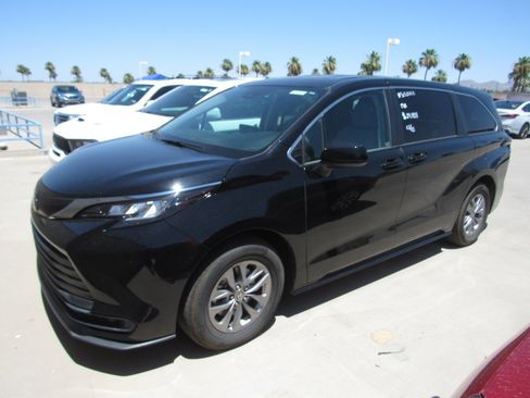 Used 2023 Toyota Sienna LE FWD image 1