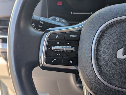Used 2025 Kia Carnival FWD image 21