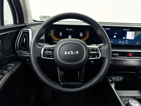 Certified 2025 Kia Sorento EX w/ EX Panoramic Sunroof Package FWD image 4