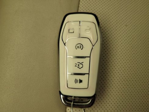 Used 2017 Ford Explorer Platinum image 32