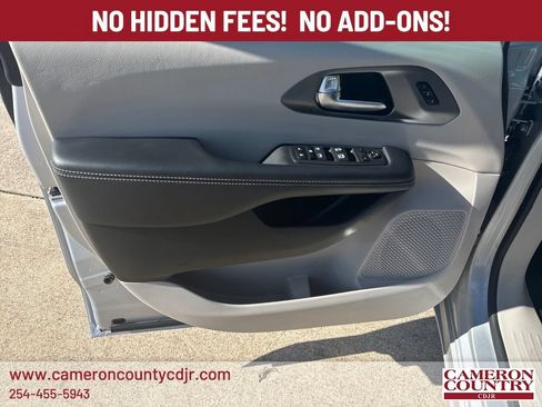 Used 2023 Chrysler Pacifica Touring-L FWD image 11