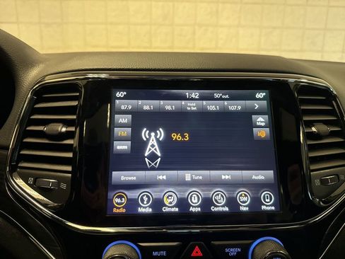 Used 2019 Jeep Grand Cherokee Limited image 6