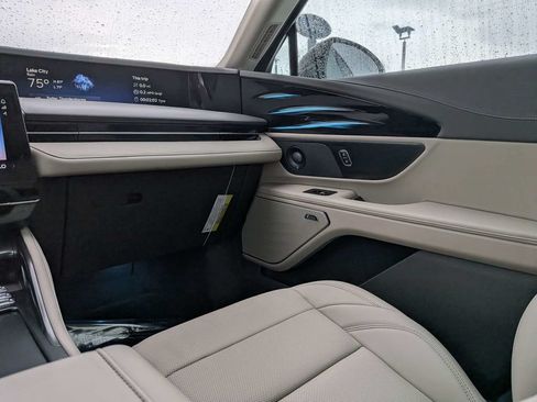 Used 2025 Lincoln Nautilus Premier w/ Equipment Group 102A AWD/4WD image 18
