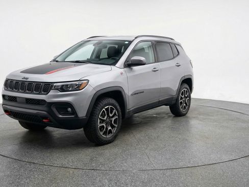 Used 2025 Jeep Compass Trailhawk AWD/4WD image 3